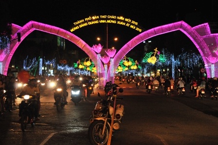 Dòng người "đổ về" khu trung tâm, đến Nhà thờ tận hưởng đêm Giáng sinh - 60 Dòng người đổ về khu trung tâm, đến Nhà thờ tận hưởng đêm Giáng sinh