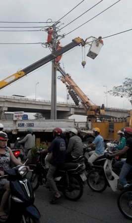 Đây là hai cây cột điện được mới hạ thổ xuống cũng bị bứng gốc lên