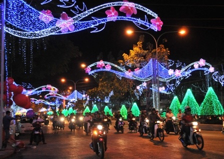 Dòng người "đổ về" khu trung tâm, đến Nhà thờ tận hưởng đêm Giáng sinh - 61 Tuyến đường đèn nghệ thuật - Đại lộ Hòa Bình thu hút nhiều người dân đổ mỗi lúc một đông hơn