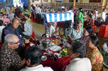 Giáng sinh ấm áp của những lương dân nghèo, khuyết tật - 4 Bà con đến dự tiệc là người lương dân nghèo, khuyết tật... đang sinh sống quanh nhà thờ An Thạnh