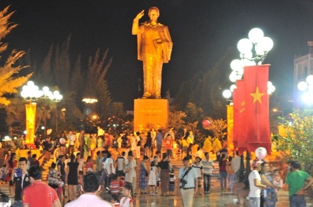 Dòng người "đổ về" khu trung tâm, đến Nhà thờ tận hưởng đêm Giáng sinh - 62 Tuyến đường đèn nghệ thuật - Đại lộ Hòa Bình thu hút nhiều người dân đổ mỗi lúc một đông hơn