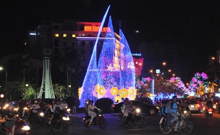Dòng người "đổ về" khu trung tâm, đến Nhà thờ tận hưởng đêm Giáng sinh - 63 Nút vòng xoay trước cửa UBND TP. Cần Thơ