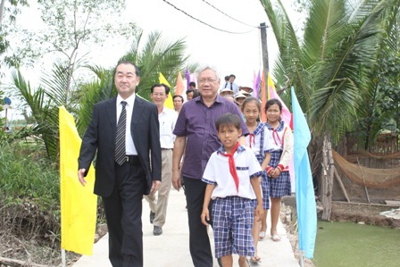 Từ nay các em học sinh, người già không còn lo sợ mỗi khi đi qua cây cầu Gạch Bùn già cỗi nữa