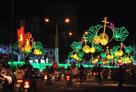 Dòng người "đổ về" khu trung tâm, đến Nhà thờ tận hưởng đêm Giáng sinh - 64 Tầm khoảng 21 giờ tuyến đường đèn nghệ thuật đông nghịt người đổ về