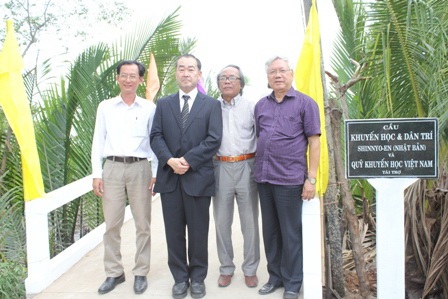 Từ nay các em học sinh, người già không còn lo sợ mỗi khi đi qua cây cầu Gạch Bùn già cỗi nữa