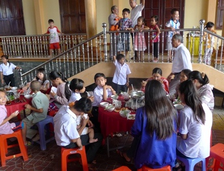 Giáng sinh ấm áp của những lương dân nghèo, khuyết tật - 5 Cũng có nhiều em nhỏ đến dự tiệc