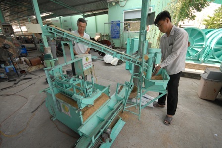 Mô hình lò sấy lúa cải tiến vĩ ngang mini mà ông Năm Nhã thắng lớn ở cuộc thi Nhà sáng chế 2014