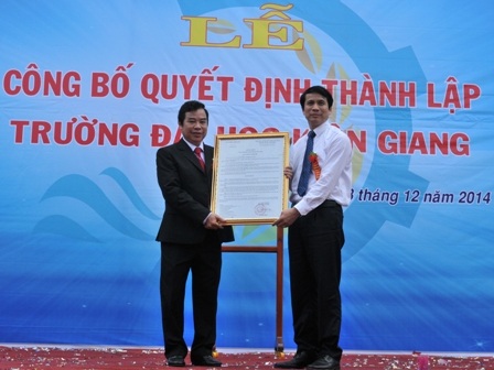 Đại học Kiên Giang chú trọng đào tạo ngành Kinh tế du lịch - 3 Ông Phạm Mạnh Hùng, Thứ trưởng Bộ Giáo dục - đào tạo trao quyết định thành lập trường cho