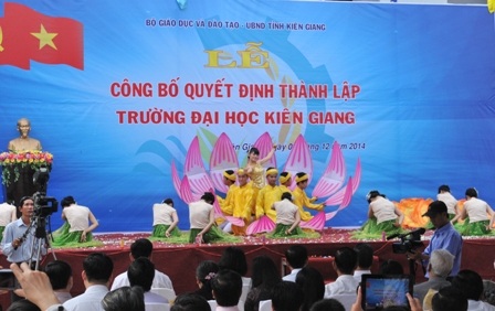 Đại học Kiên Giang chú trọng đào tạo ngành Kinh tế du lịch - 1 Tiết mục múa sen mở đầu lễ công bố quyết định thành lập trường ĐH Kiên Giang