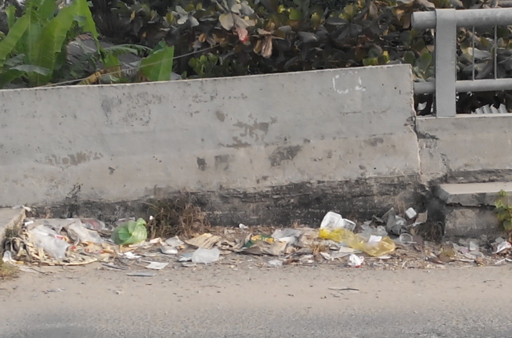 Trên cầu Cái Sơn những đống rác như thế này đã tồn tại hơn nửa tháng qua