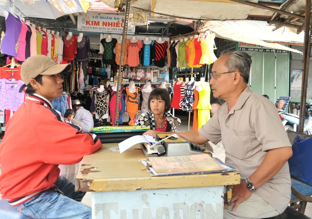 Nhọc nhằn nghề “gõ chữ kiếm cơm” thời @ - 4 Giúp được những vị khách nghèo thảo đơn từ, ông Việt thấy rất vui.