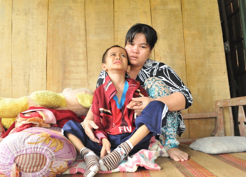 Quặn lòng trước cảnh bé 10 tuổi than khóc vì bệnh u màng não - 1 Mỗi lần nghe cháu Tài kêu la vì đau đớn, lòng chị Dung như đứt từng đoạn ruột