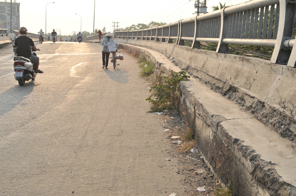 Đường dẫn lên nhịp chính người dân vô tư mang vỏ dừa nước ra phơi