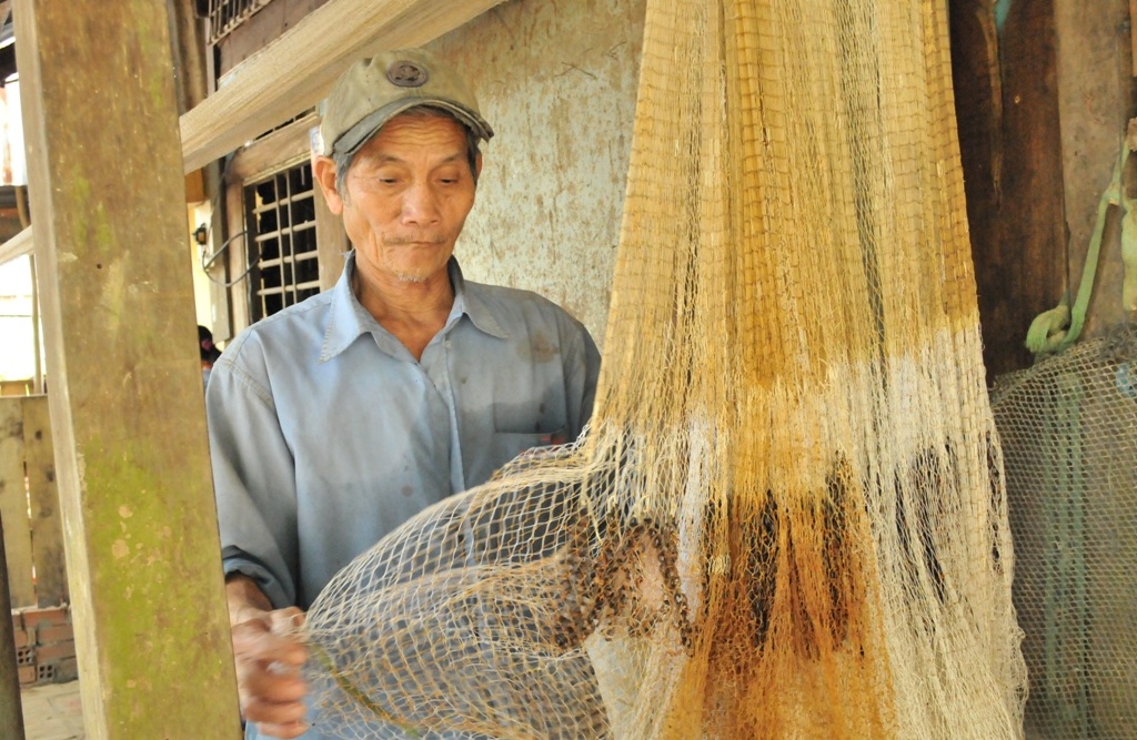 Quặn lòng trước cảnh bé 10 tuổi than khóc vì bệnh u màng não - 3 Ở tuổi gần 70, ông Sầm vẫn phải quăng chài, đặt dớn để mưu sinh