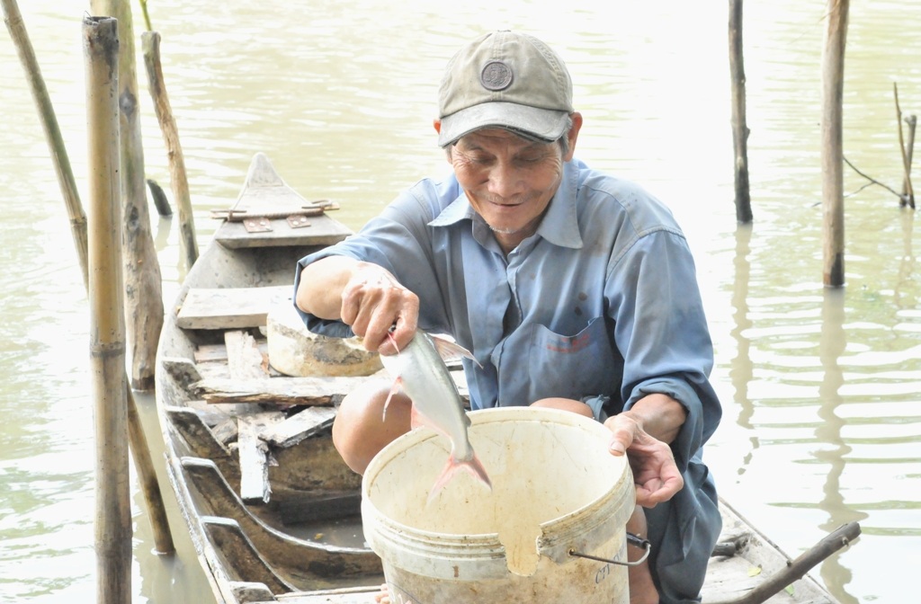 Quặn lòng trước cảnh bé 10 tuổi than khóc vì bệnh u màng não - 4 Ở tuổi gần 70, ông Sầm vẫn phải quăng chài, đặt dớn để mưu sinh