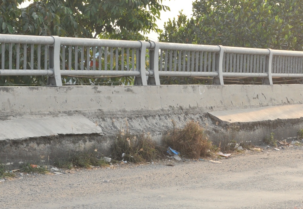 Một số người dân còn tụ tập trên cầu buôn bán