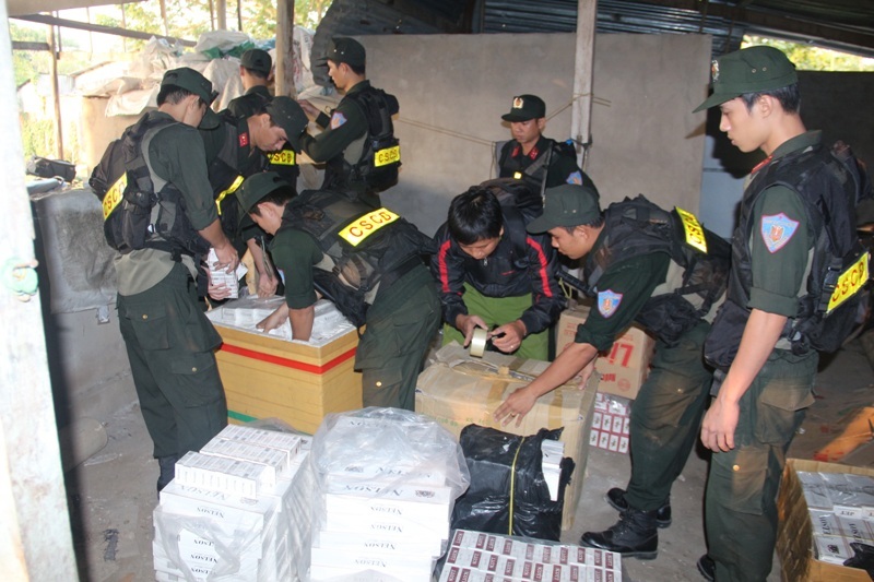 Bắt điểm tập kết trên 12.000 bao thuốc lá lậu - 1 Tang vật được lực lượng chức năng thu giữ tại hiện trường