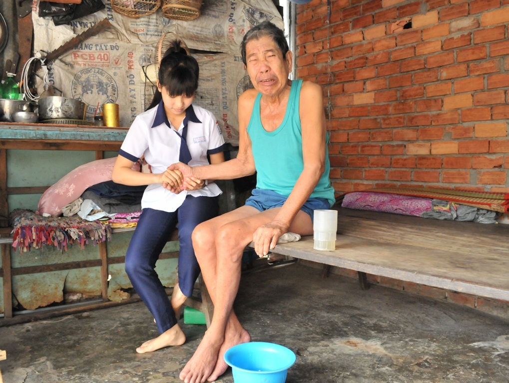 Nữ sinh 16 tuổi là trụ cột gia đình - 2 Ngoài ra, Trang còn phải chăm sóc ông nội bị tai biến