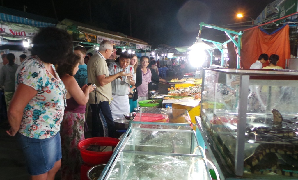 Kiên Giang: Khách du lịch dịp Tết Dương lịch tăng mạnh - 2 Du khách đến chợ đêm Dinh Cậu, đặc biệt là khu chợ hải sản ở đêm này