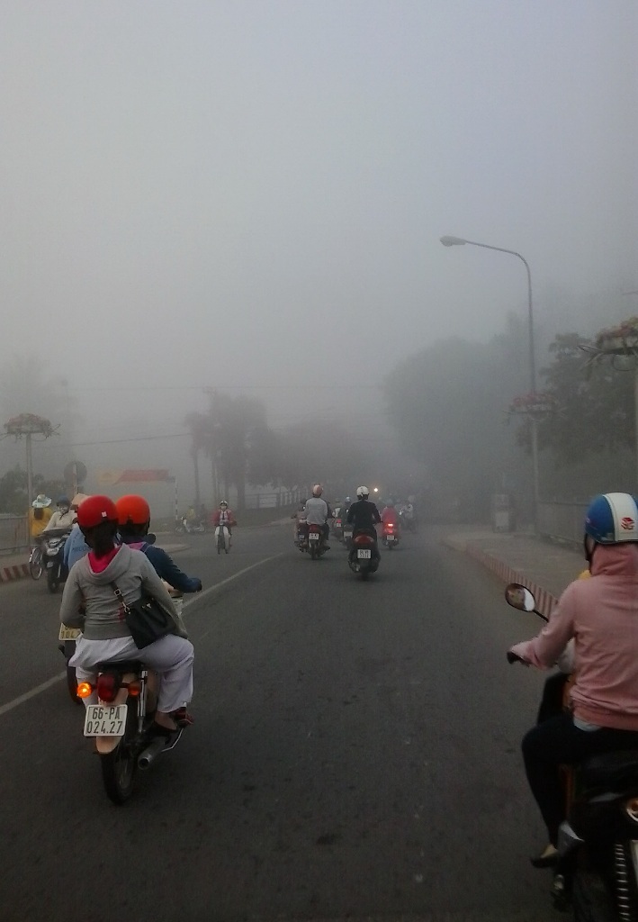 Miền Tây cũng “chìm” trong sương mù  - 1 TP Cao Lãnh chìm trong sương mù