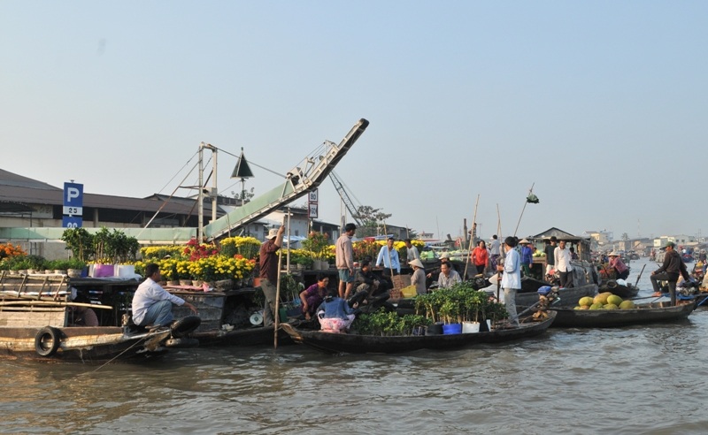 Dân thương hồ chợ nổi “tiễn” ông Táo về trời như thế nào? - 1 Những ngày cận Tết thế này, cảnh buôn bán ở Chợ nổi Cái Răng rất xôm tụ