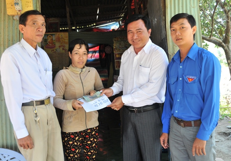 Người mẹ bán vé số chăm chồng bệnh và 2 con ăn học… sắp có nhà mới - 1 Người mẹ bán vé số chăm chồng bệnh và 2 con ăn học… sắp có nhà mới