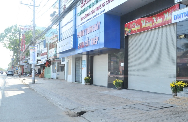 Đường phố, chợ nổi Cái Răng… “vắng như chùa bà đanh” - 1 Sáng nay các cửa hàng hầu hết đóng cửa