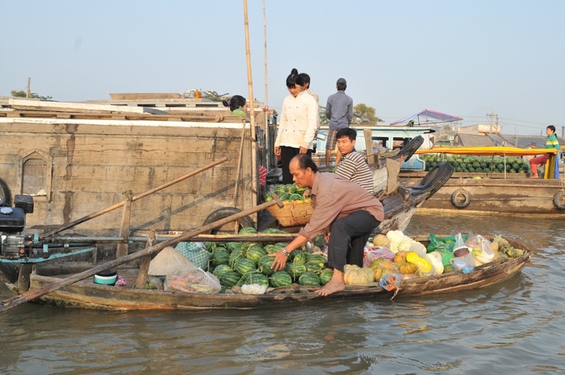 Dân thương hồ chợ nổi “tiễn” ông Táo về trời như thế nào? - 3 Những ngày cận Tết thế này, cảnh buôn bán ở Chợ nổi Cái Răng rất xôm tụ