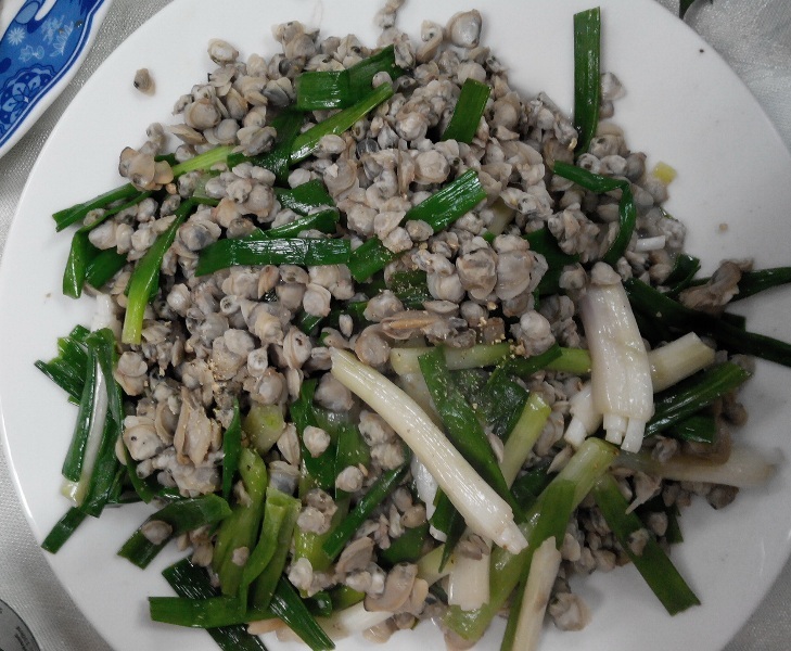 Những món ăn dân dã miền Tây ngày Tết khó cưỡng - 1 Hến xào hành rất độc đáo ở miền Tây