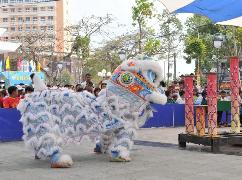 Tưng bừng lễ hội lân sư rồng toàn quốc… Cần Thơ "thắng trận" - 1 Chú lân đang chuẩn bị lên cột cao
