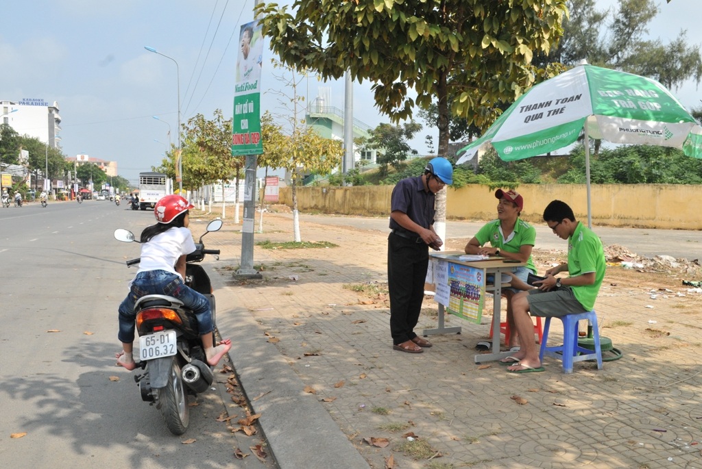Dân miền Tây hết mặn mà với HA Gia Lai? - 4 Các nhân viên hy vọng buổi chiều sẽ bán được nhiều hơn