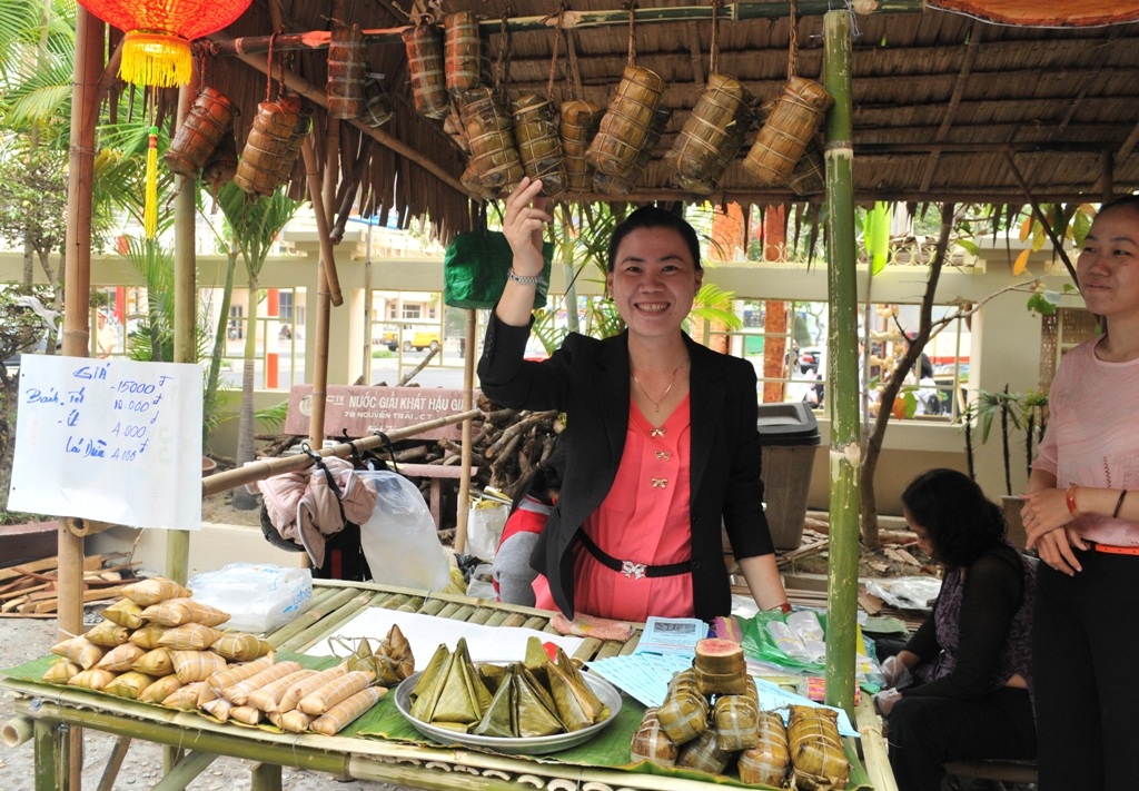 Gian hàng bánh tét