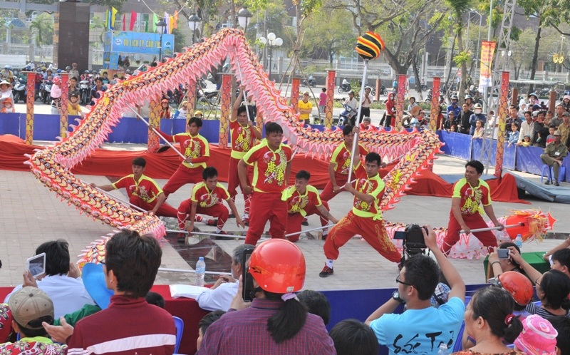 Tưng bừng lễ hội lân sư rồng toàn quốc… Cần Thơ "thắng trận" - 14 Phần múa rồng rất đông người đến xem