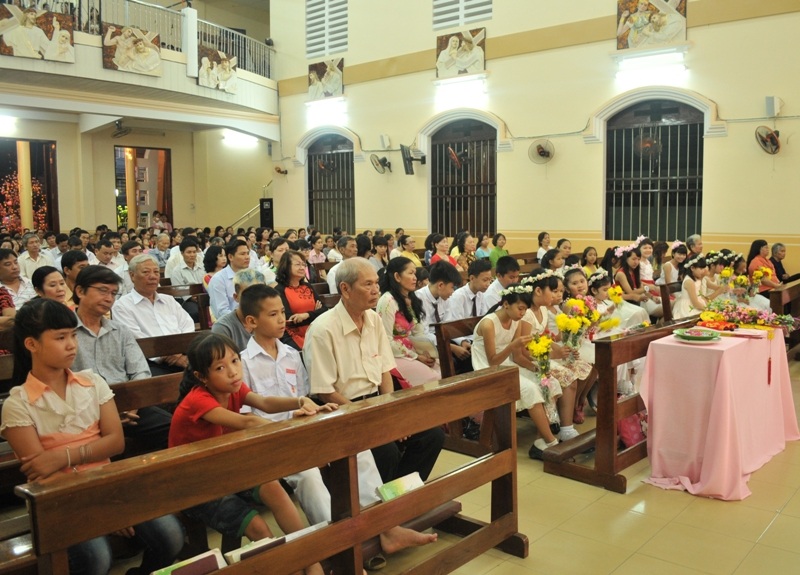 Phú Quốc hân hoan đón năm mới khi vừa lên đô thị loại 2 - 6 Bà con công giáo họ đạo An Thạnh dự lễ mừng đón giao thừa