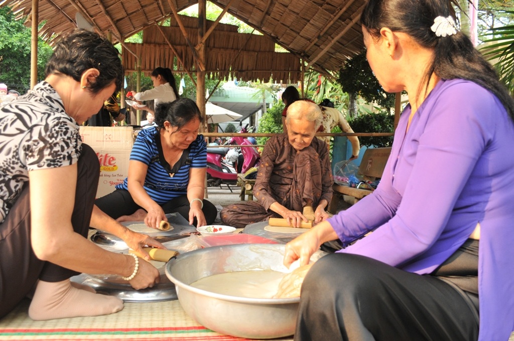 Các nghệ nhân cán bánh phồng