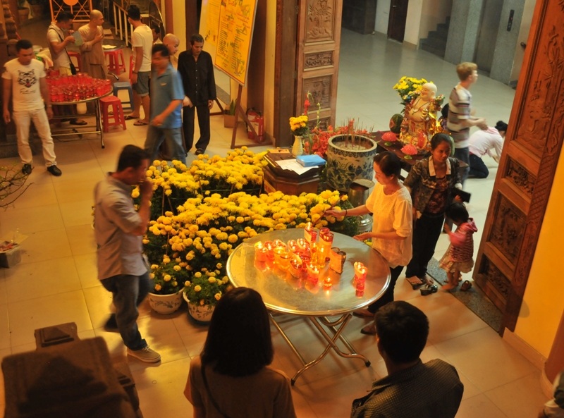 Phú Quốc hân hoan đón năm mới khi vừa lên đô thị loại 2 - 12 Nhiều phật tử đến cúng chùa tại chùa Phật Học