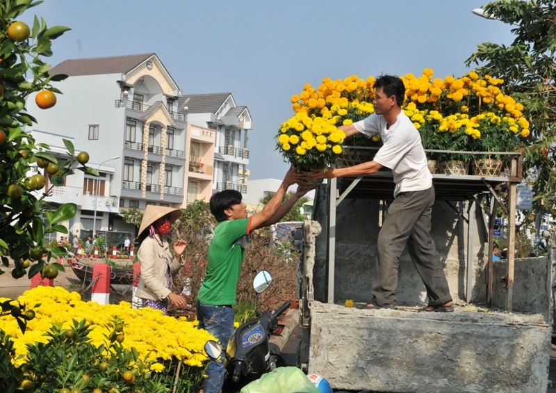 Mua nhanh, bán gấp ngày cuối năm - 1 Hoạt động mua bán trước giờ G trở nên hối hả