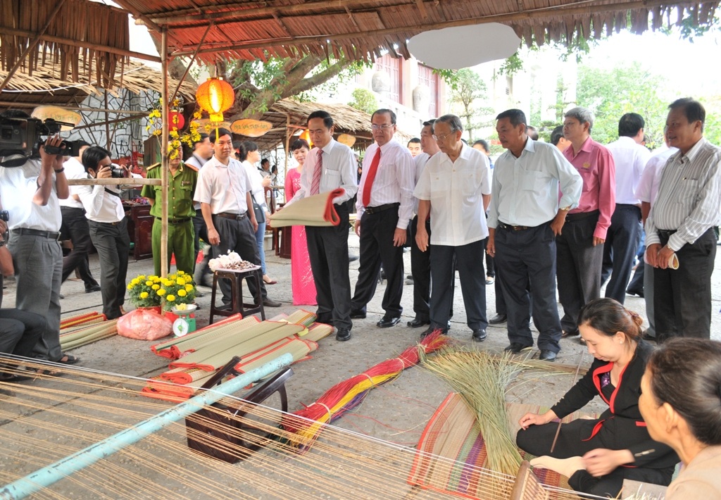 Các đồng chí lãnh đạo xem các nghệ nhân dệt chiếu