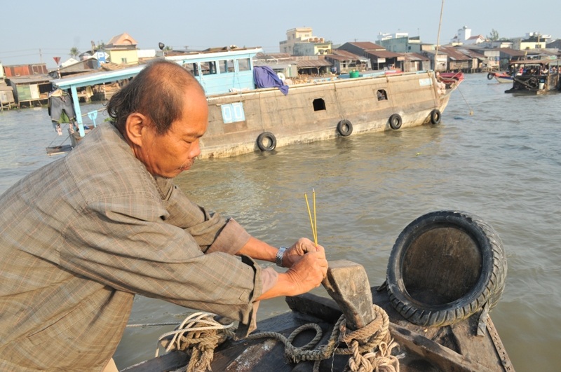 Dân thương hồ chợ nổi “tiễn” ông Táo về trời như thế nào? - 2 Những ngày cận Tết thế này, cảnh buôn bán ở Chợ nổi Cái Răng rất xôm tụ