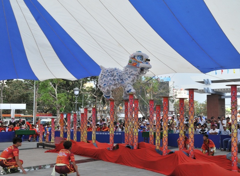Tưng bừng lễ hội lân sư rồng toàn quốc… Cần Thơ "thắng trận" - 2 Chú lân đang chuẩn bị lên cột cao