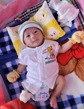 Bé Quốc Huy tròn tháng