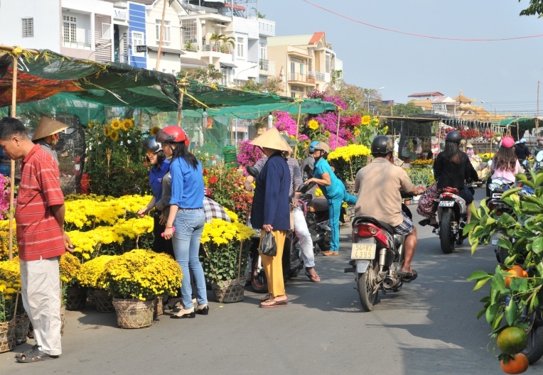 Mua nhanh, bán gấp ngày cuối năm - 2 Người mua, người bán tấp nập trên các phố hoa