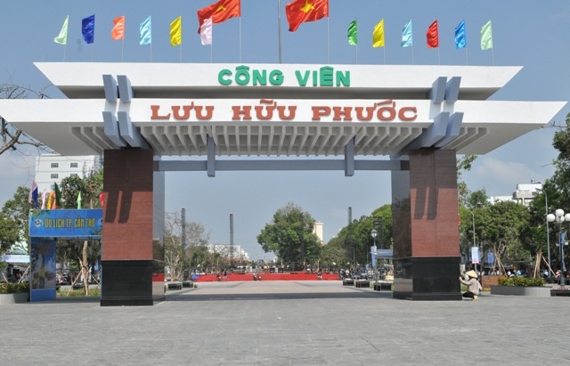 Đường phố, chợ nổi Cái Răng… “vắng như chùa bà đanh” - 3 Các điểm vui chơi cũng vắng bóng người