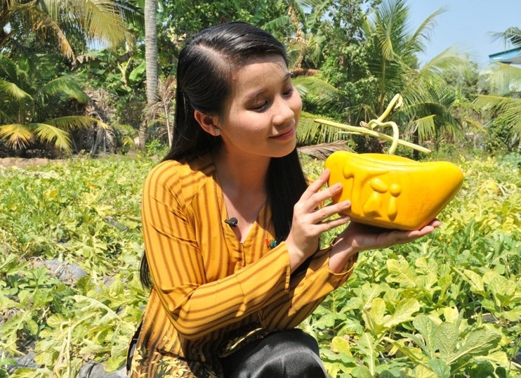 Cầm nửa tỷ đồng không mua được 150 cặp dưa hấu thỏi vàng - 6 Một cặp dưa thỏi vàng nổi chữ Tài - Lộc thế này có giá 3,5 triệu đồng