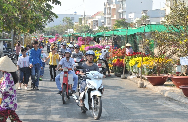 Mua nhanh, bán gấp ngày cuối năm - 3 Dưa hấu do trúng mùa nên năm nay dù tết đã cận kề nhưng trên phố vẫn còn ngồn ngộn dưa hấu