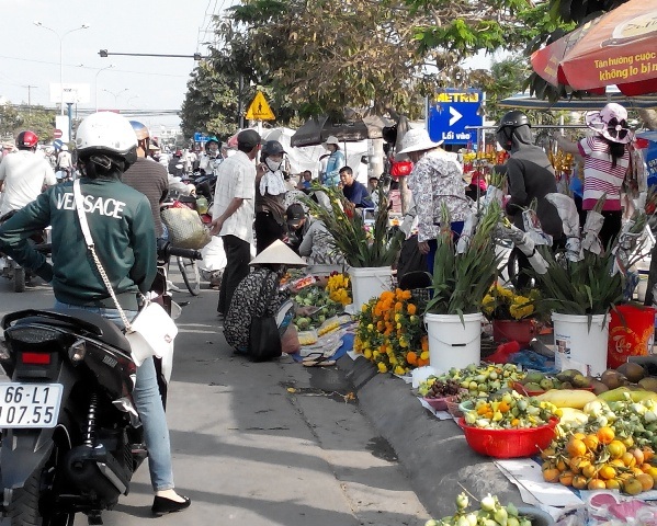 Mua nhanh, bán gấp ngày cuối năm - 5 Các điểm mua bông cúng, như huệ, vạn thọ... trở nên hút khách
