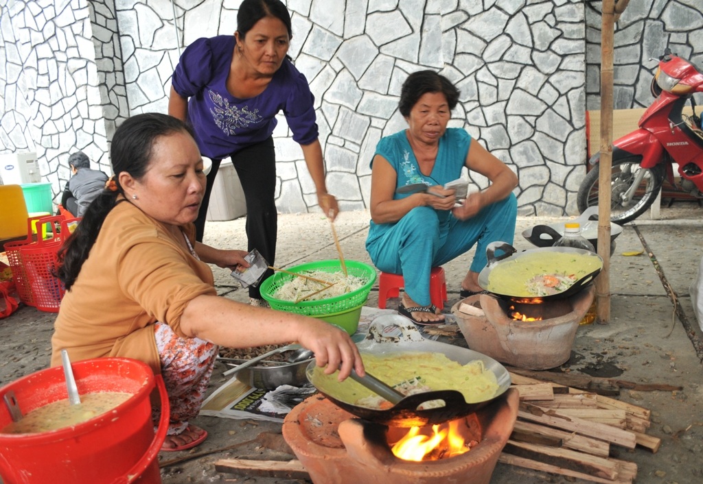 Các nghệ nhân đổ bánh xèo 