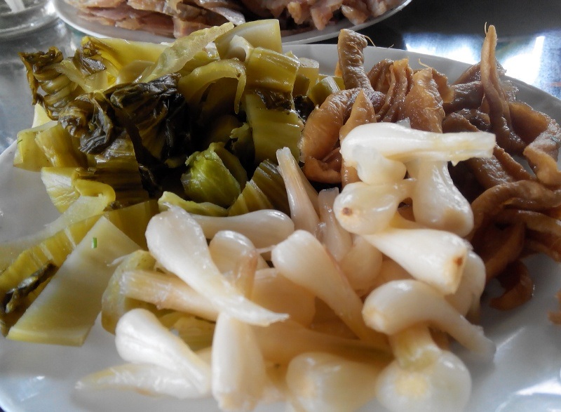Những món ăn dân dã miền Tây ngày Tết khó cưỡng - 6 Với món củ kiệu, dưa cải... cũng không thể thiếu trong các bàn tiệc