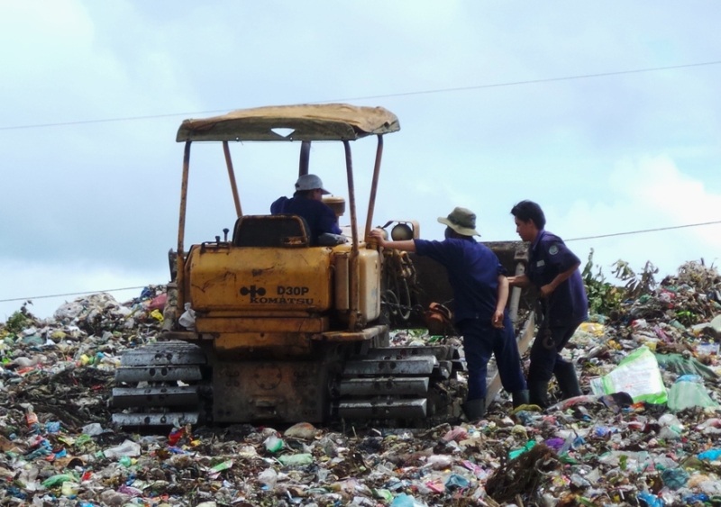 Những công nhân ở các bãi rác vẫn còn làm việc