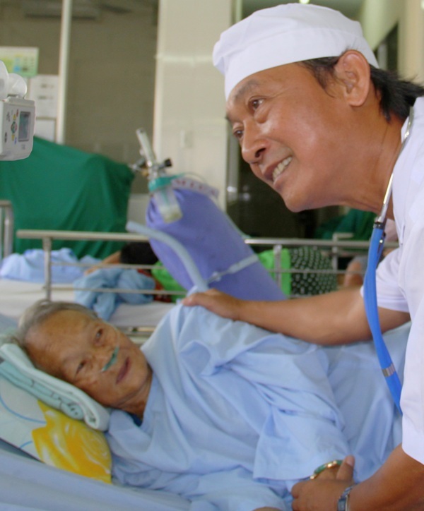 Bác sĩ Hiếu Nhân cảm thấy hạnh phúc nhất là được phục vụ bệnh nhân, nhất là những bệnh nhân nghèo